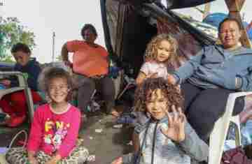 Famílias improvisam acampamentos em rodovias para vigiar suas casas 